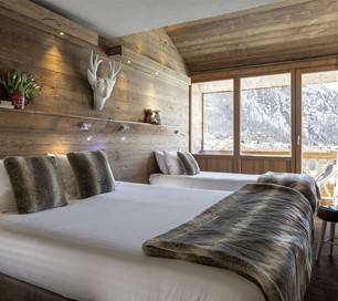 chambre cocooning en bois avec vue Bellegarde enneigée