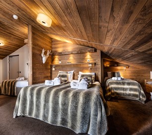 chambre cocooning en bois avec vue Bellegarde enneigée