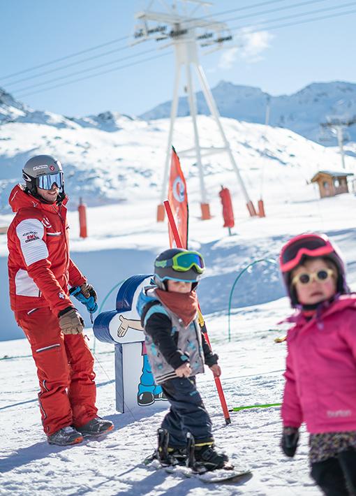 Cours de ski pour les enfants avec un professeur de l'ESF à Val Thorens