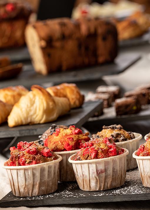 Buffet petit déjeuner de l'hôtel Ski Lodge à Val d'Isère avec muffin et viennoiseries
