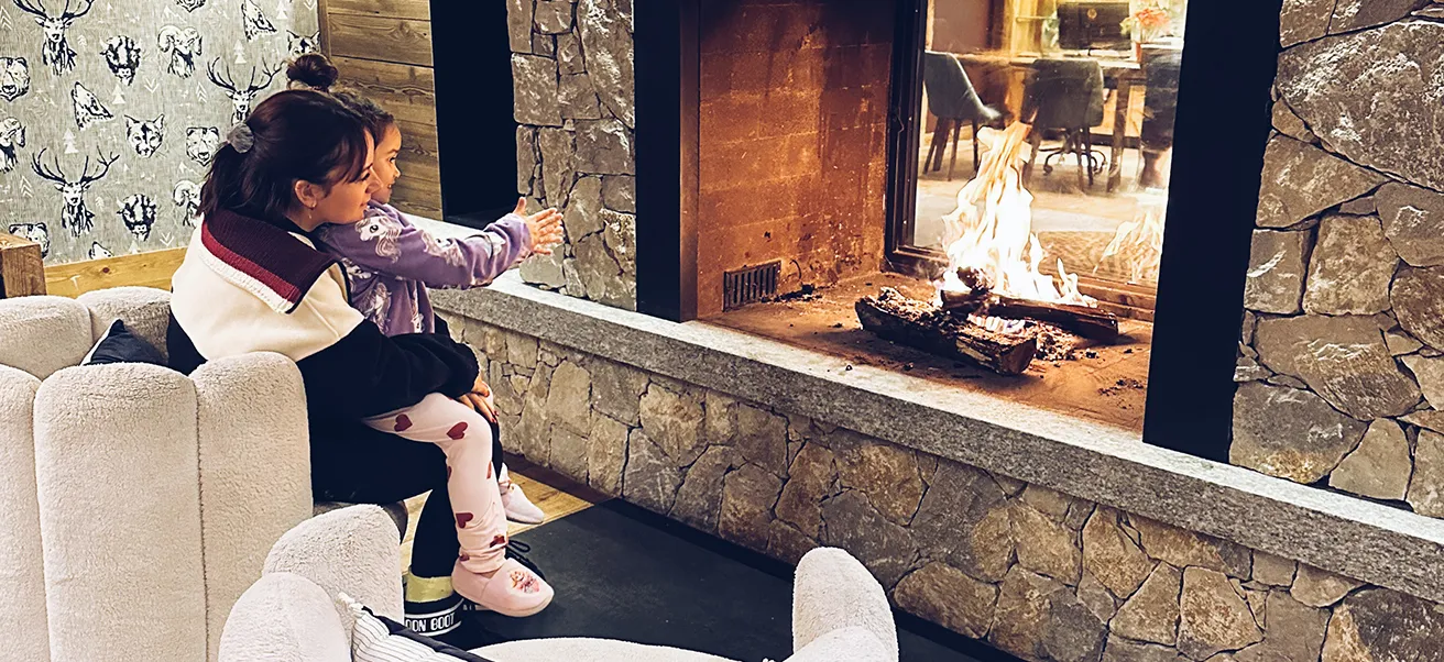 mère et sa fille devant le feu de la cheminée