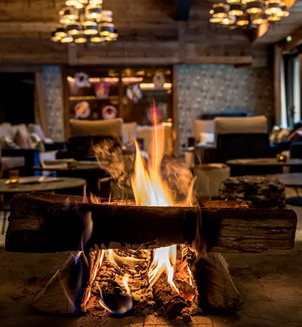 Feu crépitant des grands salons des chalets Izia