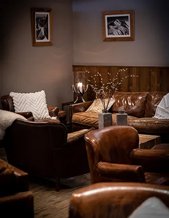Zoom du coin cosy du bar de l'hôtel Ski Lodge à Val d'Isère
