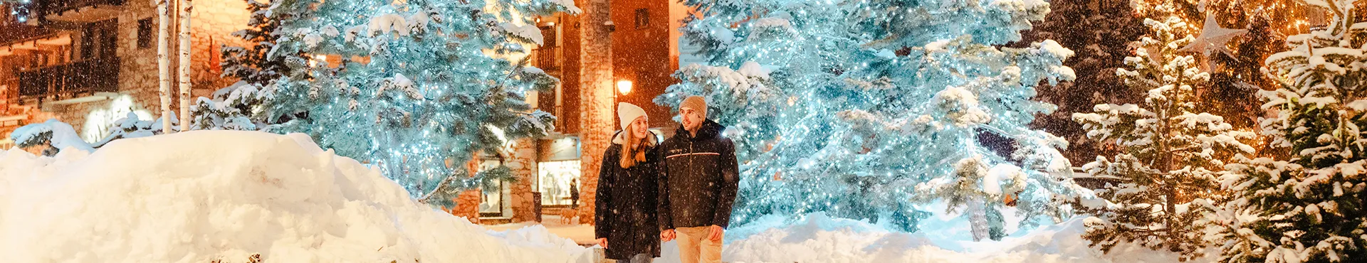 Jeune couple dans le village de Val d'Isère enneigé