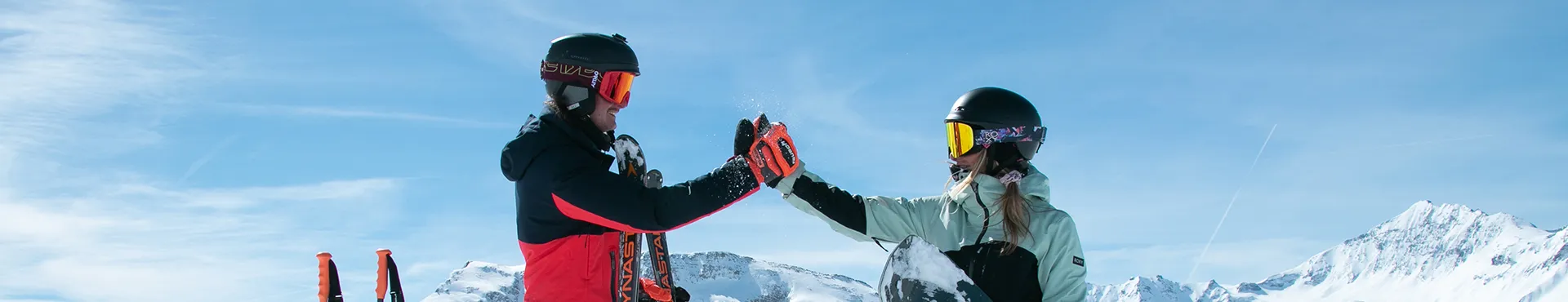 Skieurs sur le domaine de Val d'Isère durant une journée ensoleillée