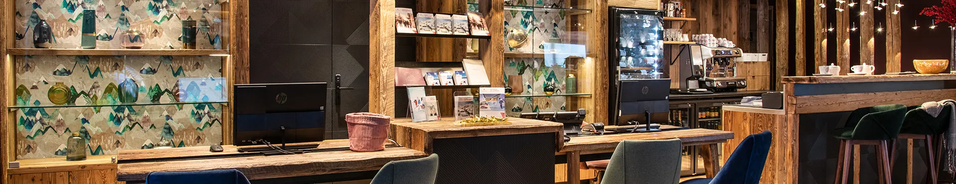 Réception des chalets Izia à Val d'Isère et son bar